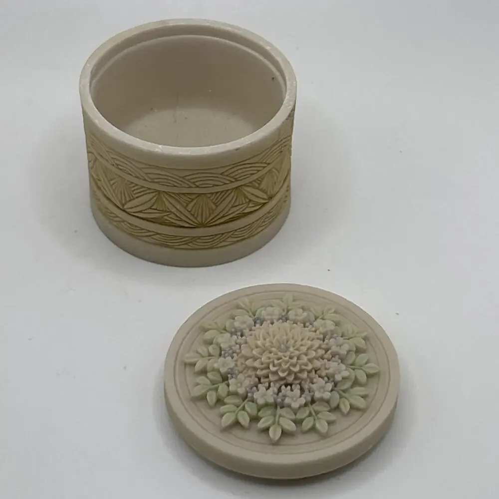 Made in Wales - Design Centre London Miniature Bisque Floral Decorated Pill Box - Picture 2 of 9